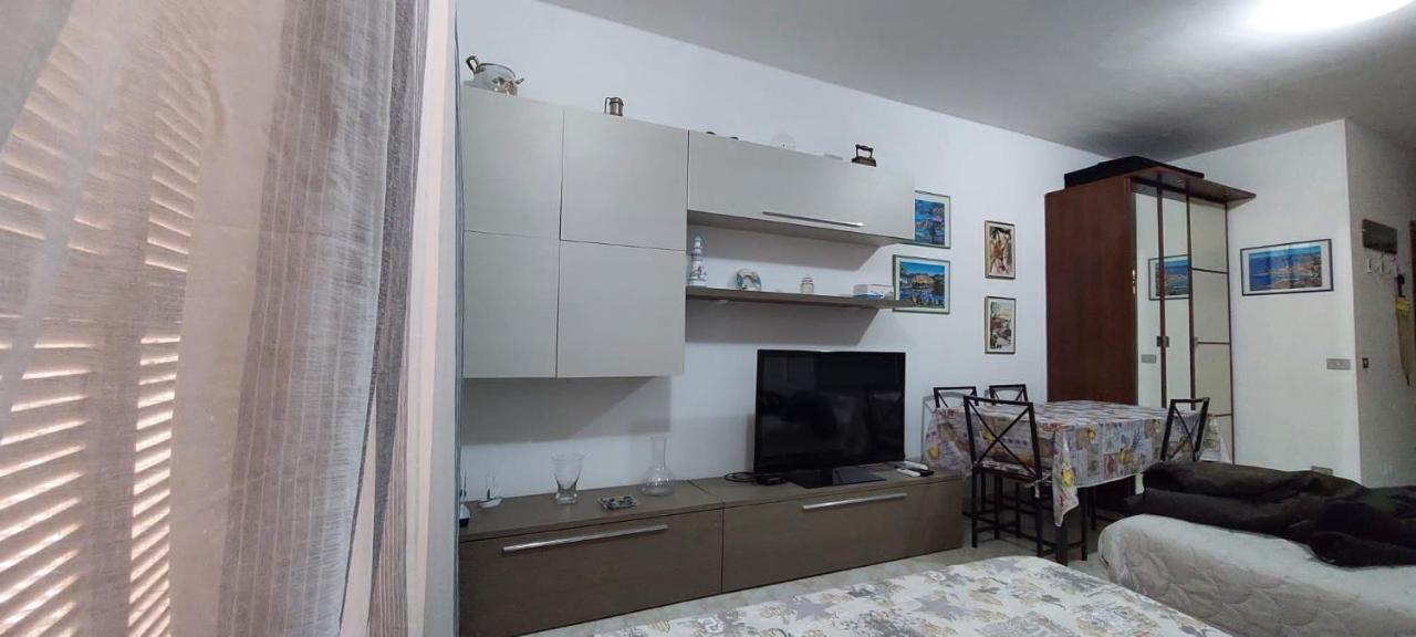 Ampio Monolocale Con Terrazzo - A 2 Passi Dal Mare Latte Exterior foto