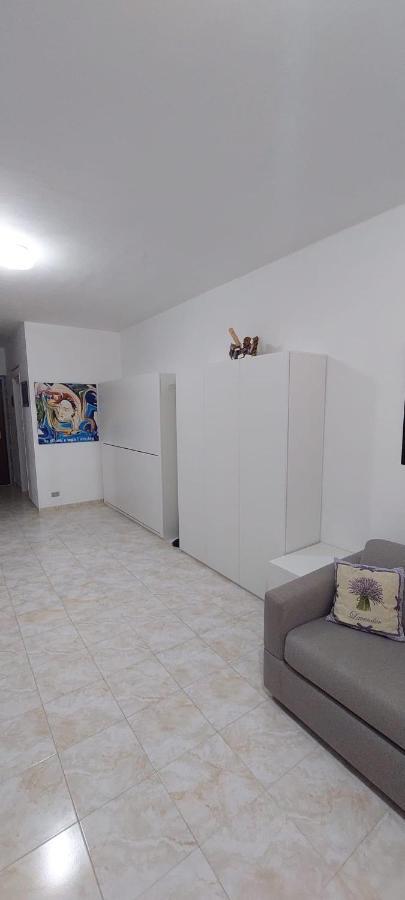 Ampio Monolocale Con Terrazzo - A 2 Passi Dal Mare Latte Exterior foto